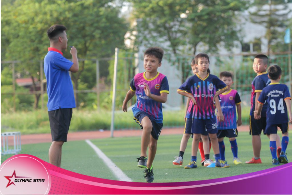 Học bóng đá sẽ giúp trẻ tăng tốc độ và sức bền 