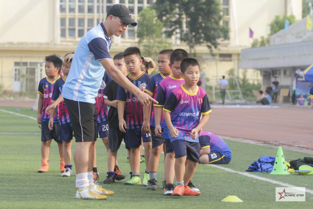 Huấn luyện viên Phạm Như Thuần cùng các thầy cô dạy bóng đá tại Học Viện Thể Thao Olympic đã chắp cánh ước mơ cho hàng trăm cầu thủ nhí
