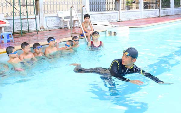 Ngoài bóng rổ, bơi lội là một trong những môn giúp trẻ phát triển chiều cao tốt nhất.