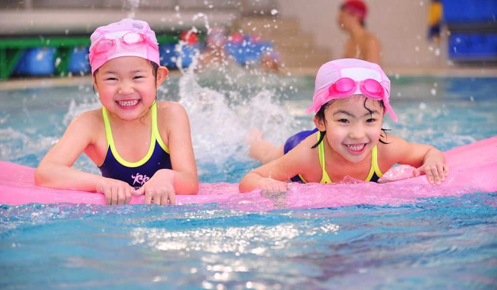  Nếu trẻ được học bơi từ nhỏ thì sẽ tránh được những rủi ro khi ở gần nước.